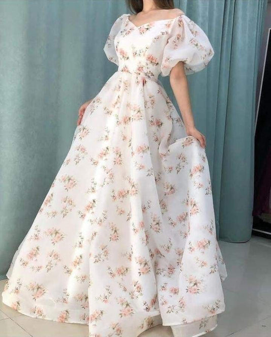 Elegant Evening Gown with High Neck – Bold, Sleek & Refined